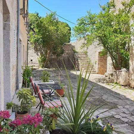 Stara Kuca - Historic Stone House Inside Walls