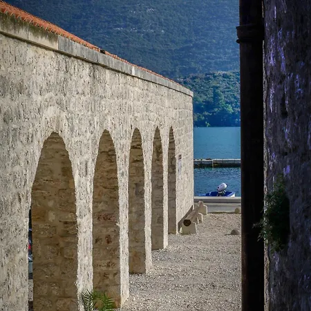 Apartment Stara Kuca - Historic Stone House Inside Walls *