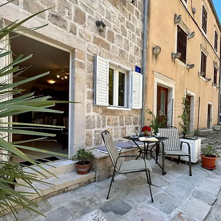 Apartment Stara Kuca - Historic Stone House Inside Walls
