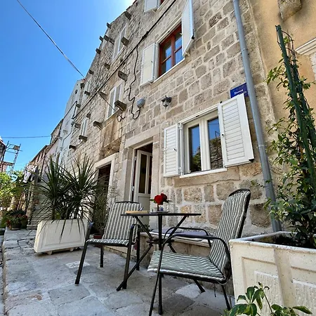 Stara Kuca - Historic Stone House Inside Walls