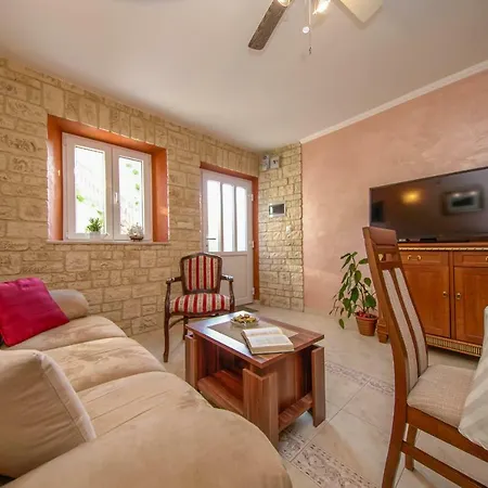 Apartment Stara Kuca - Historic Stone House Inside Walls